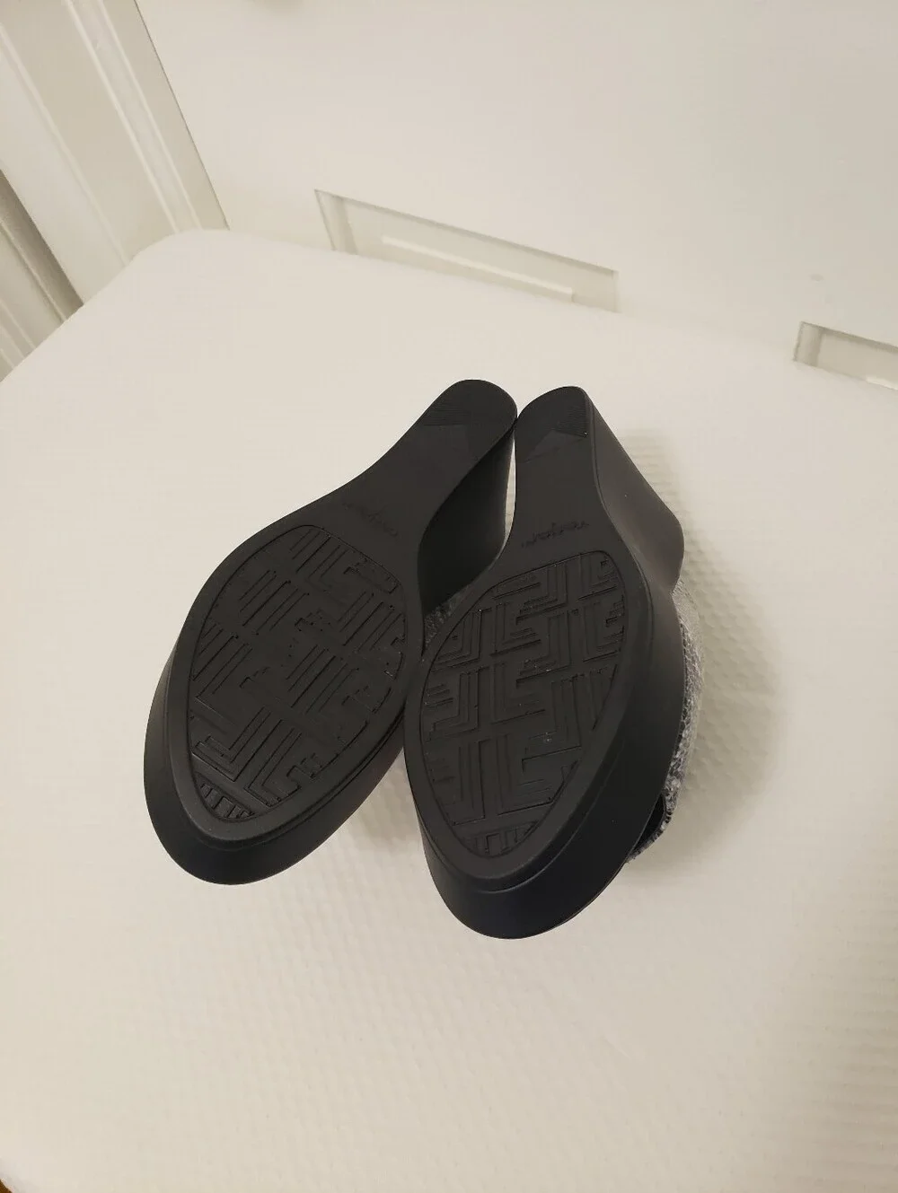 NWT Tahari Mylana Snakeprint In Shades Of Grey Wedge Slides Size 8
